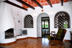 een woonkamer met open haard en tv bij VALL GRAN 2 in L'Estartit