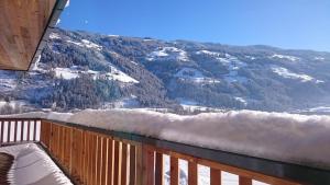 einen Balkon mit Blick auf einen schneebedeckten Berg in der Unterkunft Alpinliving.Tirol in Aschau