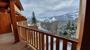 balcón con vistas a una montaña nevada en Appartement neuf avec terrasse sur Praloup 1600 en Uvernet