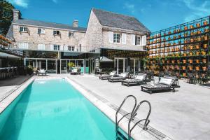 a hotel with a swimming pool in front of a building at Casa Daupi in Mar del Plata