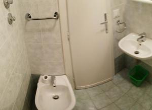 A bathroom at Residence Hotel Vittoria
