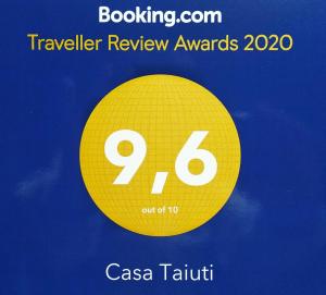 ein gelber Kreis mit den Auszeichnungen für die Reisebewertung im Text in der Unterkunft Casa Taiuti in San Piero a Sieve