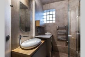 Bilik mandi di Central and modern flat by the river +18 gambar