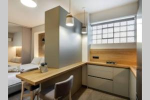 Dapur atau dapur kecil di Central and modern flat by the river
