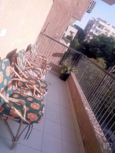 um par de cadeiras sentadas numa varanda em very comfortable and cozy no Cairo