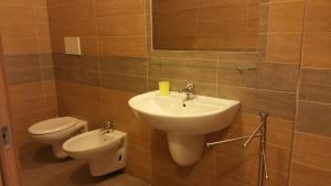 La salle de bains est pourvue d'un lavabo et de toilettes. dans l'établissement I Gerani, à Vieste