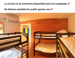 モンテビデオにあるCircus Hostel&Hotel Montevideoの二段ベッド2組が備わる客室です。