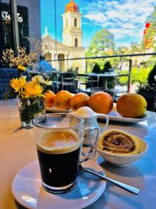 uma chávena de café sentada numa mesa com uma bebida em Garden Plaza em San Miguel de Tucumán