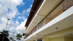 einen Balkon eines Gebäudes mit dem Himmel im Hintergrund in der Unterkunft Hotel Plaza Coral in Punta Cana