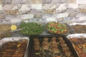 um buffet com diferentes tipos de alimentos sobre uma mesa em Wonderful near Ram lake and Hermon mountain em Mas'ada