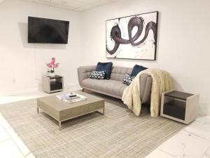 uma sala de estar com um sofá e uma mesa de centro em 7 BR- Sleeps 15! Famous Lakefront Amazing Property! em Nova Orleães