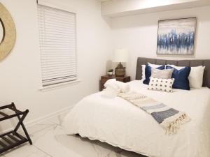 7 BR- Sleeps 15! Famous Lakefront Amazing Property!
