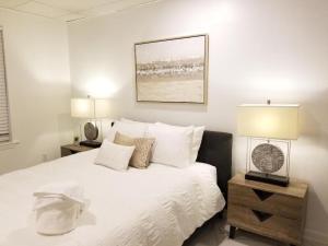 7 BR- Sleeps 15! Famous Lakefront Amazing Property!