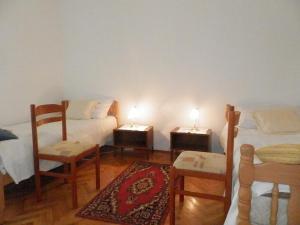 une chambre avec deux lits, deux tables et deux lampes dans l'établissement Villa Hortenzia, à Dubrovnik