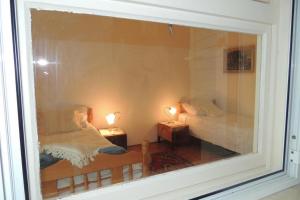 - une vue sur une chambre avec deux lits et deux lampes dans l'établissement Villa Hortenzia, à Dubrovnik