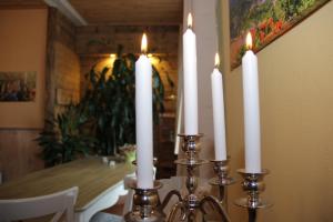 un gruppo di candele seduti sopra un tavolo di Oybiner Blockhaus und Ferienwohnungen a Hain