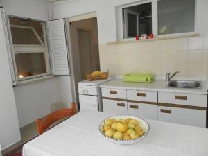 - un bol de fruits sur une table dans la cuisine dans l'établissement Villa Hortenzia, à Dubrovnik