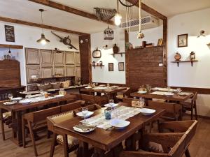 Reštaurácia alebo iné gastronomické zariadenie v ubytovaní Plitvice Luxury Etno Garden