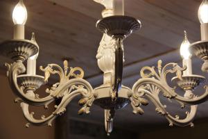 a group of chandeliers hanging from a ceiling at Oybiner Blockhaus und Ferienwohnungen in Hain