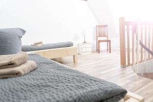 ein Wohnzimmer mit einem Bett und Holzboden in der Unterkunft Ferienwohnung Fiete in Grevenkop
