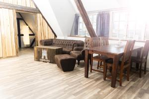 a living room with a table and a couch at Ferienwohnung Fiete in Grevenkop