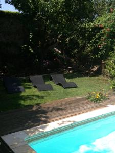 una piscina con 3 toboganes en un patio en Chambres d'Hôtes La Toast Vin en Saint-Sever