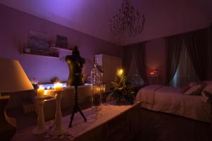 een paarse slaapkamer met een standbeeld van een vrouw op een bed bij Corte Rossetti Le Dimore Luxury B&B in Vasto