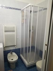 y baño con ducha, aseo y lavamanos. en Dimora Tipica Appartamento, en Sestri Levante