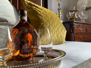 爱丁堡梅菲尔德23号酒店的托盘上一瓶威士忌和两杯酒