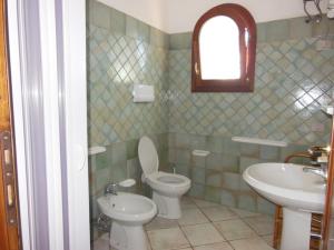 La salle de bains est pourvue de toilettes et d'un lavabo. dans l'établissement Gramsci 3, à San Teodoro