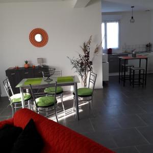 Linguizzettaにあるcorse locationのリビングルーム(テーブル、椅子付)、キッチン