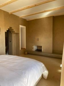 Postel nebo postele na pokoji v ubytování Kasbah Tamsna