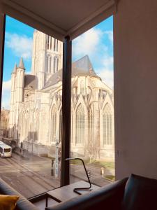 uma vista de uma grande igreja a partir de uma janela em Evelyns Corner Duplex em Gent