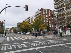 una calle urbana vacía con un semáforo y edificios en Azhar Suites en Córdoba