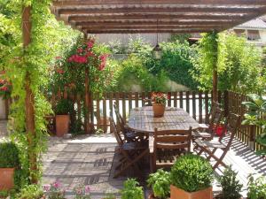 Saint-SeverにあるChambres d'Hôtes La Toast Vinの庭園内のパティオ(テーブル、椅子付)