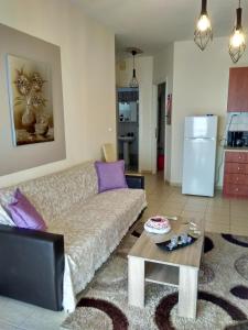 uma sala de estar com um sofá e uma mesa em Evris House em Kavala