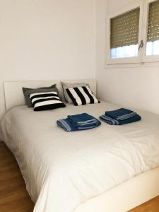 Säng eller sängar i ett rum på Lovely seaside apartment in front of Calafell beach and Cunit beach