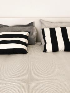 Säng eller sängar i ett rum på Lovely seaside apartment in front of Calafell beach and Cunit beach