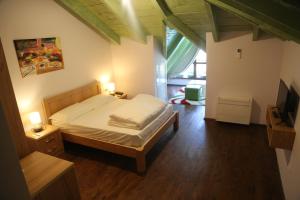 ein Schlafzimmer mit einem Bett und einem TV in der Unterkunft Resort Nord Park in Fushë-Krujë