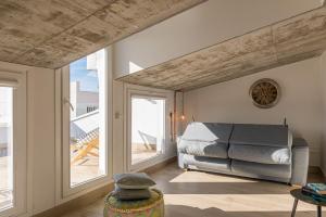 1 dormitorio con cama y ventana grande en VARELA 30 Apartamentos, en Málaga