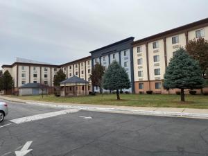 Gallery image of Days Inn and Suites by Wyndham Hammond, IN in Hammond
