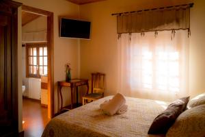 sypialnia z łóżkiem z ręcznikiem w obiekcie Casa Rural Molí de Fòrnols w mieście Fornols
