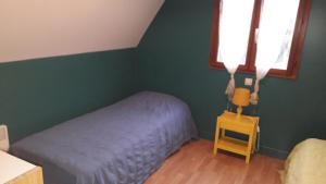 a small bedroom with a bed and a window at Le Pech de Sireuil in Groléjac
