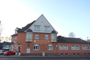 エッセンにあるGasthof & Restaurant "Am Kreuz"の灰色の屋根の大きな赤レンガ造り