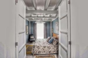 una camera con un letto in una stanza con pareti blu di La Casa del Atrio a Querétaro