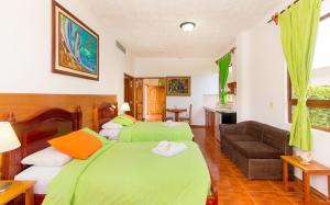 Postel nebo postele na pokoji v ubytování Hotel Twin Galápagos