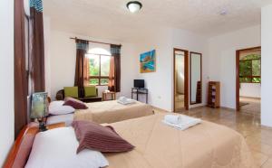 Postel nebo postele na pokoji v ubytování Hotel Twin Galápagos