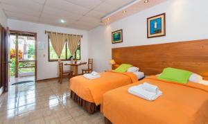 Postel nebo postele na pokoji v ubytování Hotel Twin Galápagos