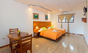 Postel nebo postele na pokoji v ubytování Hotel Twin Galápagos