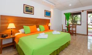 Postel nebo postele na pokoji v ubytování Hotel Twin Galápagos